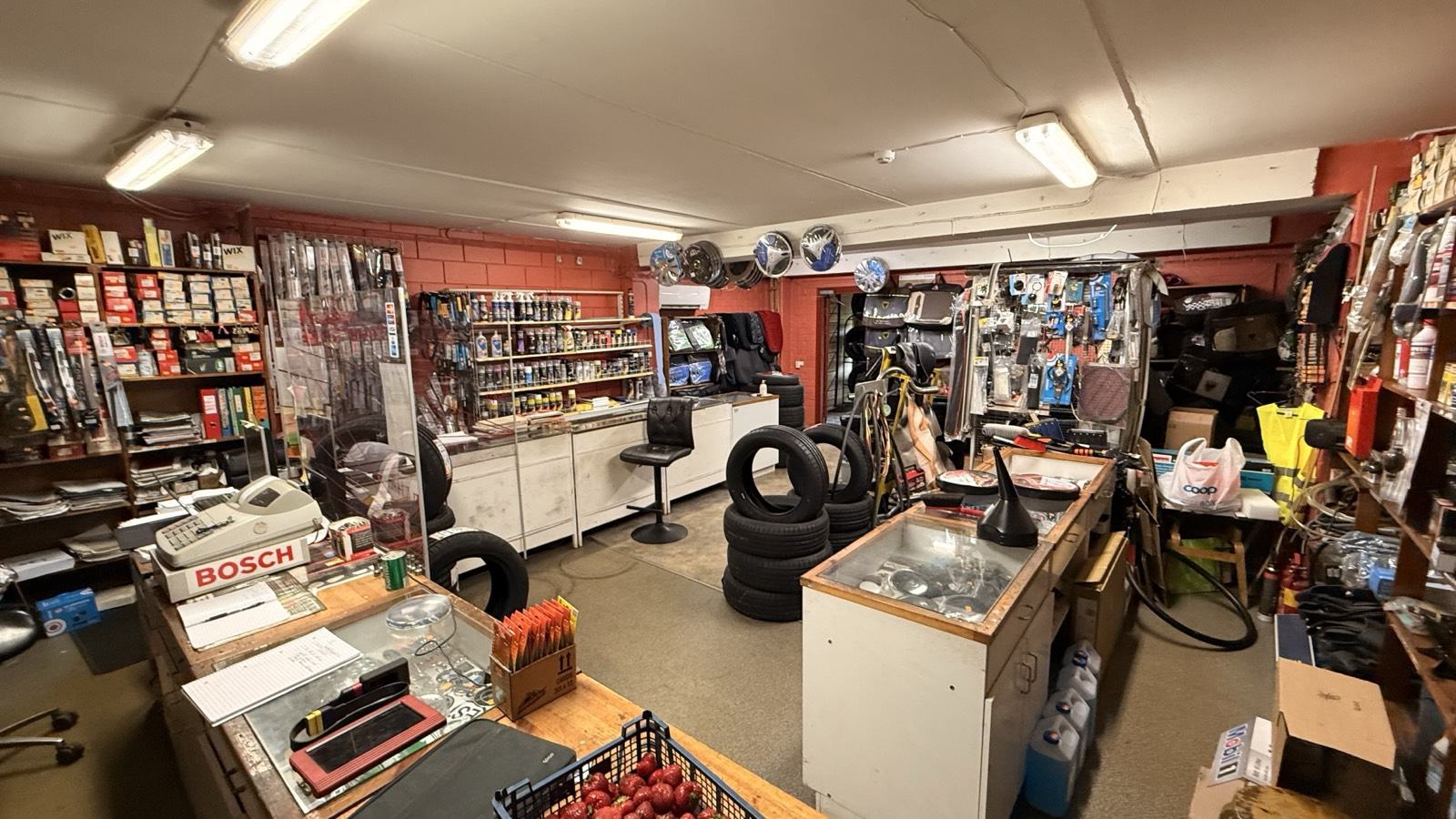 Kuntal Autokaubad töökoja lett, Kaunase pst 73, Tartu